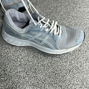 Womens ASIC tennis shoes Size 9